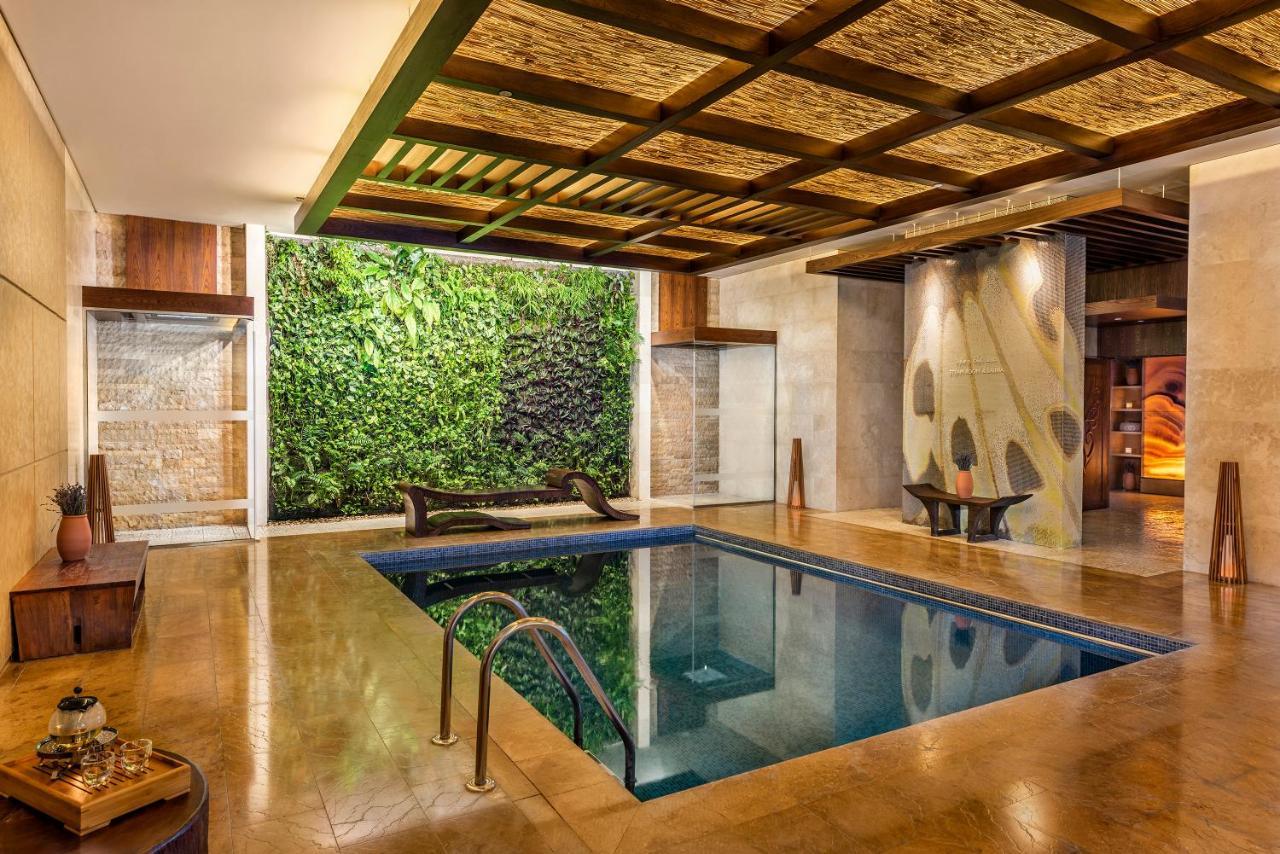 Sofitel Dubai Palm Apartments Buitenkant foto A living wall in a private residence